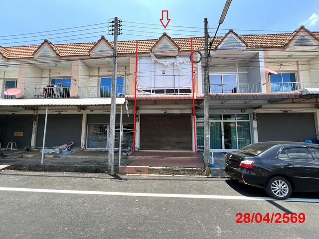 ขายอาคารพาณิชย์ 2 ชั้น  เมืองสุราษฎร์ธานี  ถนนสายสถานีขนส่ง  ถนน สายสถานีขนส่ง ตำบล วัดประดู่ อำเภอ เมืองสุราษฎร์ธานี จังหวัด สุราษฎร์ธานี  ราคาโปรโมชั่น  1,789,000   บาท    ลดจาก 2,500,000   บาท ราคาโปรโมชั่นตั้งแต่วันที่ 1 กรกฎาคม 2569 – 30 กันยายน 2569  รายละเอียดทรัพย์ -  เนื้อที่  16.90 ตร.ว. พื้นที่ใช้สอย 130.95 ตร.ม. -  2 ห้องนอน 2 ห้องน้ำ   -  1 ที่จอดรถ  -  บ้านหันไปทางทิศ  พิกัดทรัพย์ : https://maps.app.goo.gl/YUajWvBJqqz3MR6K7  �