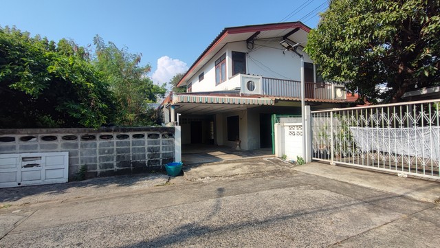 รีวิว Youtube บ้านเดี่ยวลาดพร้าว บ้านเดี่ยวพหลโยธิน เสนานิคม 2 หลัง 88 ตรว หลังมุมรายละเอียด :-VDO Youtube : https://youtu.be/zk4A5AaM3TY?si=QVZ9mmO40L7jWrm8รูปเพิ่มเติม : https://shorturl.asia/WHmb4ติดต่อพี่เปี๊ยก Tel : 098.628.7956  บ้านเดี่ยวพหลโยธิน ลาดปลาเค้า 2 หลัง คลาสสิคสไตล์ 88 ตรว พื้นที่รวม 300 ตรม 7 ห้องนอน ใกล้ BTS เสนานิคม เหมาะอยู่อาศัย สำนักงาน ออฟฟิศ หลังมุมเงียบสงบ พื้นที่ใช้สอยเยอะ ปรับเปลี่ยนให้สอดคล้องได้ ทำเลใจกลางเมือ