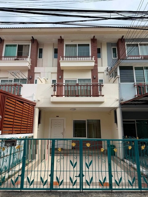 ให้เช่าทาวน์โฮม 3 ชั้น 4 ห้องนอน ศุภาลัย พาร์ควิลล์ รามอินทรา 23 Supalai Park Ville ใกล้ BTS สถานีลาดปลาเค้า  *** ราคาเช่า 20,000 บาท / เดือนติดต่อ::  ชยา โทร/ID Line:: 0942823961   Link Line:: https://line.me/ti/p/3xFA1An8Kcรหัส# T26-1122ทาวน์โฮม 3 ชั้น ศุภาลัย พาร์ควิลล์ รามอินทรา 23 Supalai Park Ville  ๐ เนื้อที่ 23 ตรว ๐ 4 ห้องนอน ๐ 3 ห้องน้ำ ๐ 2 จอดรถ  ๐ บ้านยังไม่ตกแต่ง  ๐ ทำเลดี เหมาะสำหรับเป็นที่อยู่อาศัย / เป็นออฟฟิศสิ่งอำนวยความสะดวก: ๐ สวนสาธารณะส่ว