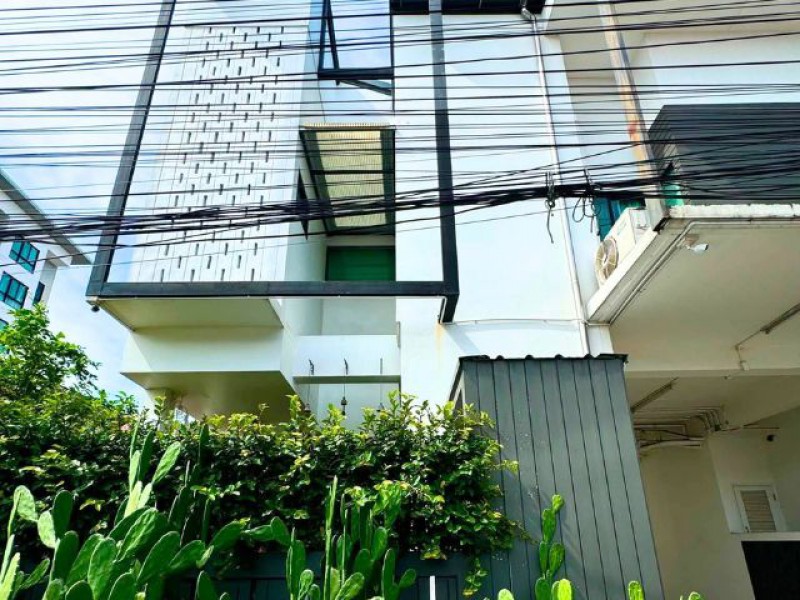 ให้เช่า 26,000/เดือนทาวน์โฮม 2 ชั้น | Mobius Condoใกล้ รพ.ลานนา | นิมมาน | เมญ่า.พื้นที่ใช้สอย 90 ตร.ม.• 2 ห้องนอน• 3 ห้องน้ำ• ห้องนั่งเล่น• ครัวพร้อมอุปกรณ์ครบ• ที่จอดรถประจำ 1 คัน• ที่จอดรถสาธารณะด้านหน้าโครงการ 1 คัน• พร้อมเข้าอยู่ ให้ความรู้สึกเหมือนบ้าน.เฟอร์นิเจอร์และเครื่องใช้ไฟฟ้า• Smart TV 3 เครื่อง• เครื่องปรับอากาศ 4 เครื่อง• ตู้เย็น• เครื่องซักผ้า 8 กก.• ไมโครเวฟ• เตาอบ• เตาไ