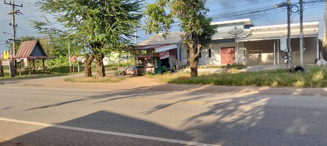 #ขายบ้านพร้อมที่ดินติดถนน อำเภอวังโป่งจังหวัดเพชรบูรณ์เนื้อที่ 2 งาน#รายละเอียดและที่ตั้งทรัพย์-บ้านพร้อมที่ดินเนื้อที่ 200 ตารางวา-จำนวน 3 ห้องนอน 4 ห้องน้ำ-ตั้งอยู่ตำบลวังศาล อำเภอวังโป่ง จังหวัดเพชรบูรณ์-ติดถนนเส้น 1025 อยู่ในแหล่งชุมชน ทำเลดี..เหมาะสำหรับค้าขาย หรือทำธุรกิจได้***ราคาขายเพียง 1,700,000 บาท(เจ้าของขายเอง)#สนใจติดต่อโทร095-641-4103#พิกัดที่ดินhttps://maps.app.goo.gl/3W6HDmdafMrXo
