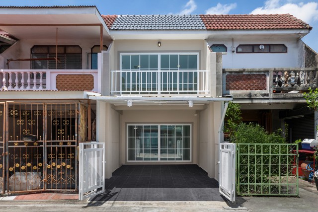 ราคาพิเศษเพียง 2.29 ล้านบาท  ทาวน์โฮม 2 ชั้นตกแต่งใหม่ หมู่บ้านเรวดี 3 (เรวดี 57 ซอย 5) ใกล้แยกแคราย รถไฟฟ้าสายสีม่วง  พื้นที่ : 16 ตร.ว. พื้นที่ใช้สอย : 130 ตร.ม. 3 ห้องนอน 2 ห้องน้ำ ที่จอดรถ 1 คัน บ้านเลขที่ 134/188 ซอย 5 จุดเด่นของบ้าน ตกแต่งใหม่ด้วยวัสดุคุณภาพทั้งหลัง โรงจอดรถมีหลังคาพร้อมใช้งาน พื้นโรงจอดรถ ปูด้วยกระเบื้องกันลื่น ห้องครัวแยกเป็นสัดส่วน พร้อมเคาเตอร์ครัว บ้านพ�