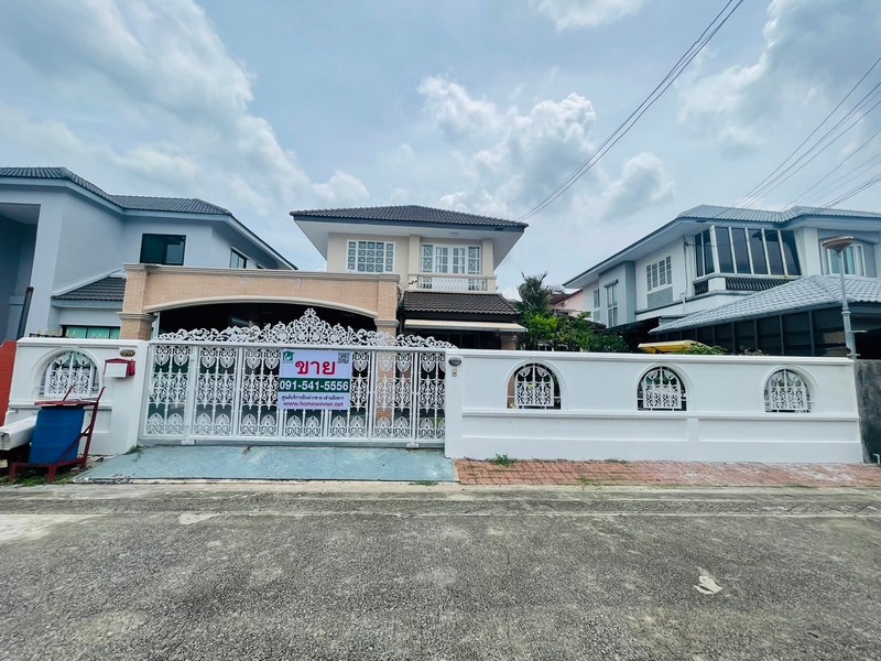 ขายบ้าน 2 ชั้น 70 ตร.ว.หมู่บ้านชลลดา รามอินทรา รีโนเวทใหม่ส่วนใหญ่เป็นโทนสีขาว สวยมากหน้าบ้านหันทางทิศเหนือที่จอดรถทำหลังคาไว้เรียบร้อยจอดรถได้ 2 คันมีสวนหน้าบ้านสวยงามมีพื้นที่ด้านข้างของตัวบ้านมีถังน้ำสแตนเลสอยู่ด้านหลังของตัวบ้าน 1,100 ลิตร ด้านข้างมีห้องน้ำ 1 ห้องมีห้องแม่บ้าน 1 ห้องพื้นที่ใช้สอยต่อเติมเพิ่มประมาณ 60 ตร.ม.ค่าส่วนกลางปีละประมาณ 14,000 บาทมี