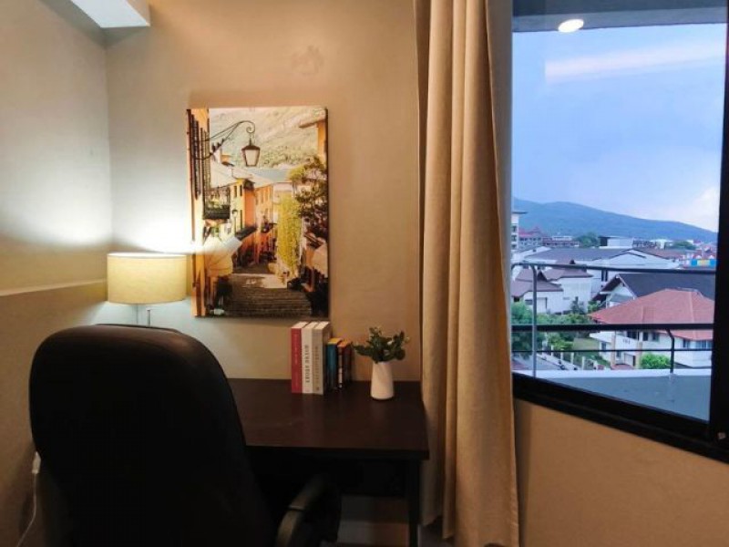 ให้เช่า 12,000 บาท/เดือนThe Trio Condo (เดอะทรีโอ คอนโด)ห้องกว้าง วิวดอยสุเทพรวมค่าส่วนกลาง + อินเทอร์เน็ต AIS แล้วสัญญารายปี.รายละเอียดห้อง• ขนาด 48 ตารางเมตร• ชั้น 5• วิวดอยสุเทพ• ห้องกว้าง อยู่สบาย.เฟอร์นิเจอร์ & เครื่องใช้ไฟฟ้าครบ• เตียงนอน• ตู้เสื้อผ้า• โต๊ะเครื่องแป้ง• ชั้นวางทีวี• โต๊ะทานอาหาร + เก้าอี้• โซฟา• โต๊ะทำงาน + เก้าอี้ทำงาน• ทีวี• ตู้เย็น• ไมโครเวฟ• เตาไฟฟ้า