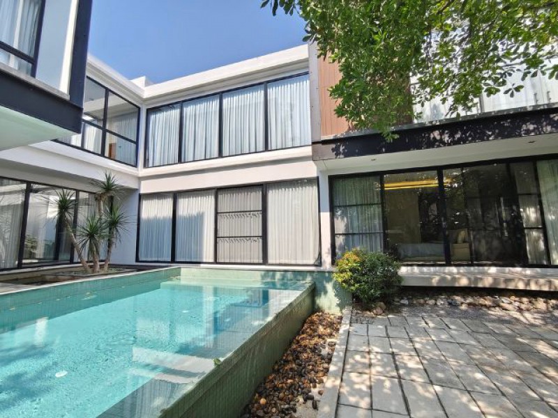 ขาย 24.9 ล้านบาทให้เช่า 130,000 บาท/เดือนPOOL VILLA – WANGTAANBAAN WANG TARN 2 | หางดง เชียงใหม่บ้านเดี่ยว 2 ชั้น สไตล์ Modern Contemporary.รายละเอียดบ้าน• ที่ดิน 199 ตารางวา• พื้นที่ใช้สอยประมาณ 650 ตารางเมตร• 4 ห้องนอน• 6 ห้องน้ำ• ห้องนั่งเล่น 2 โซน (ชั้น 1 และชั้น 2)• ห้องแม่บ้าน 1 ห้อง• โซนรับประทานอาหาร• พื้นที่เตรียมอาหาร• ครัวไทย• พื้นที่ซักล้าง• ห้องเก็บของ• สระว่ายน้ำระบบเกลือ ขนาด 3 × 7 เมตร• บ่อปลาและสวนห�