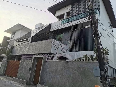 ขายด่วน #บ้านเดี่ยว ซอยรัชดานิเวศน์ 16 #ใกล้mrtห้วยขวาง #ย่านห้วยขวางราคาขาย  58,000,000  บาท#รายละเอียดประเภททรัพย์ : บ้านเดี่ยว 3 ชั้นขนาด : 72 ตารางวาพื้นที่ใช้สอย : 600 ตรม.จำนวนห้อง : 4 ห้องนอน 4 ห้องน้ำ ห้องแม่บ้าน : 1 ห้องนอน 1 ห้องน้ำที่จอดรถ : 2 คันเฟอร์นิเจอร์/เครื่องใช้ไฟฟ้า : เฟอร์ครบตามในรูปอายุบ้าน : 6 เดือน*มีสระว่ายน้ำบนชั้น3 ขนาด 3×7 ม.*ปัจจุบันยังมีผู้พักอาศัยอยู่ #ทำเล ที่�