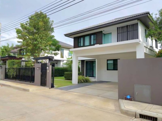 ให้เช่า #บ้านเดี่ยว หมู่บ้านมัณฑนา บางนา กม.7 ซอยราชวินิตบางแก้ว #ใกล้เมกาบางนา  ราคาเช่า : 69,000  บาท/เดือน#รายละเอียดประเภท : บ้านเดี่ยว 2 ชั้นหมู่บ้าน : มัณฑนา บางนา กม.7ขนาดที่ดิน :  65.9 ตารางวาพื้นที่ใช้สอย : 172 ตรม.จำนวนห้อง :  4 ห้องนอน 3 ห้องน้ำ - 2 ห้องนั่งเล่น/รับแขก - 1 ห้องอเนกประสงค์ - 1 ห้องครัวที่จอดรถ : 2 คันทิศบ้าน : ทิศเหนือค่าส่วนกลาง : ตารางวาละ 28 บาทเฟอร์นิเจอร์ / เครื่อ�