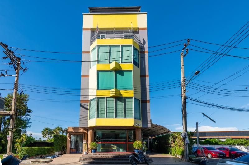 ขายออฟฟิศ 5 ชั้น พร้อมลิฟต์มิตซูบิชิ ทำเลดี ย่านบางกระสอ เมืองนนทบุรีที่ตั้ง : บางกระสอ อำเภอเมืองนนทบุรี นนทบุรี 11000ขนาดพื้นที่ : 50 ตรว.รายละเอียด-อาคารสำนักงาน 5 ชั้น-ชั้นดาดฟ้ากั้นห้อง พร้อมหลังคาเต็มพื้นที่ ใช้เป็นห้องเก็บของหรือพื้นที่อเนกประสงค์ได้-5ห้องน้ำ (มีห้องน้ำทุกชั้น)-ติดตั้งลิฟต์ Mitsubishi ของแท้ พร้อมสัญญาบำรุงรักษาจากบริษัท -ติดตั้งเครื่องปรับอา�
