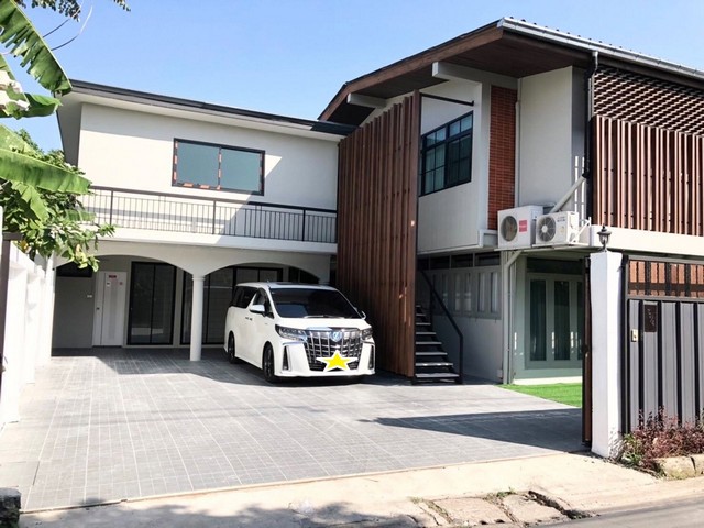 ให้เช่าบ้านเดี่ยว 2 ชั้น 100 ตรว. 6 ห้องนอน ซอยลาดพร้าว 35 แต่งหรู พร้อมจอดรถ 8 คัน ใกล้ Mrt ลาดพร้าว  *** ราคาเช่า 230,000 บาท/เดือน ติดต่อ:: ชยา โทร/ID Line:: 0942823961   Link Line:: https://line.me/ti/p/3xFA1An8Kcรหัส# T26-850 บ้านเดี่ยว 2 ชั้น ลาดพร้าว 35 แต่งหรู ใกล้ MRT ลาดพร้าว • เนื้อที่ 100 ตารางวา• พื้นที่ใช้สอย 400 ตารางเมตร• 6 ห้องนอน • 7 ห้องน้ำ• ห้องแม่บ้านแยกอีก 2 ห้อง • จอดรถได้ 8 คัน  สถานที่ใกล้เคียง:• MRT ลาดพร้าว / MRT ภาวนา • เซ็น�