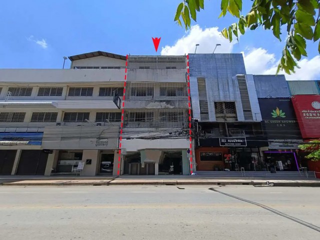 ขาย บ้านเดี่ยว/ทาวน์เฮ้าส์/คอนโด สำนักงาน ถนนช้างคลาน เชียงใหม่  ถนน ช้างคลาน ตำบล ช้างคลาน อำเภอ เมืองเชียงใหม่ จังหวัด เชียงใหม่  ราคา   24,000,000    บาท  (ราคาต่อรองได้)  รายละเอียดทรัพย์ -  เนื้อที่  57.00 ตร.ว.  พื้นที่ใช้สอย 868.00 ตร.ม. -  บ้านหันไปทางทิศ  ใต้  พิกัดทรัพย์ : https://maps.app.goo.gl/iwBWyEpNdMuTvTbQ8  สถานที่ใกล้เคียง   -ไนท์บาซาร์เชียงใหม่ -แม็คโคร เชียงใหม่ -ตลาดเมืองใหม่ -เซ็นทรัล เชียงใหม่  �