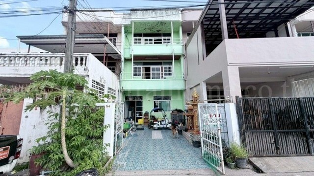 รหัสทรัพย์&nbsp; N1264ทาวน์เฮ้าส์ 3 ชั้น 35 ตารางวา รามอินทราซอย 4ที่ตั้ง :&nbsp;ซอยรามอินทรา 4 แขวงอนุสาวรีย์ เขตบางเขน กรุงเทพมหานคร 10220รายละเอียดทรัพย์&nbsp;- ทาวน์โฮม 3 ชั้น ขนาดพื้นที่ 35 ตารางวา, พื้นที่ใช้สอย 120 ตารางเมตร- 4 ห้องนอน, 5 ห้องน้ำ, 1 ห้องครัว, 1 ห้องรับแขก, 1 ที่จอดรถ-&nbsp;ชั้นล่างพื้นกระเบื้อง, ชั้นบนพื้นกระเบื้อง- หน้าบ้านหันหน้าทิศเหนือ&nbsp;ทำเลและสถานที่ใกล้เคียง- รถไฟฟ้