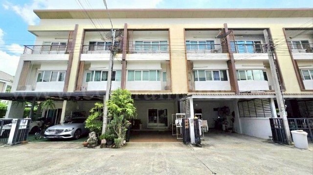 รหัสทรัพย์ : N1165ทาวน์โฮม 3 ชั้น เดอะริคโค้ ทาวน์ วัชรพล บ้านสวย ถูกสุดในโครงการที่ตั้ง : ซอยร่วมมิตรพัฒนา ห้าแยกวัชรพล แขวงท่าแร้ง เขตบางเขน กรุงเทพมหานคร 10220&nbsp;รายละเอียดทรัพย์- ทาวน์โฮม 3 ชั้น ขนาดพื้นที่ 20.6 ตารางวา พื้นที่ใช้สอย 170 ตารางเมตร- 4 ห้องนอน, 4 ห้องน้ำ, 1 ห้องครัว, 1 ห้องรับแขก, 2 ที่จอดรถ&nbsp; &nbsp;- พื้นชั้นบนลามิเนต / พื้นชั้นล่างกระเบื้อง- ต่อเติมหลังคาหน้าบ้านแล�