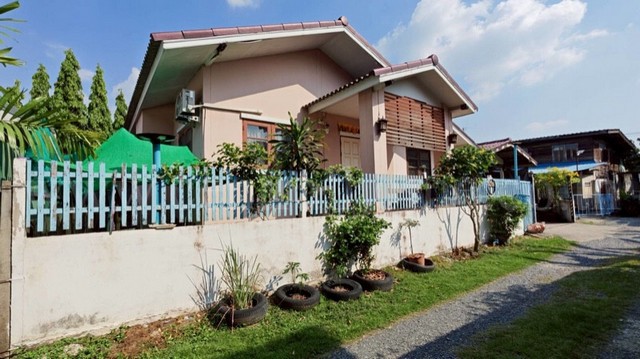 รหัสทรัพย์ N1019บ้านเดี่ยว 2 หลัง 53.3 ตารางวา ซอยเทิดราชัน 33ที่ตั้ง: ซอยเทิดราชัน 33 แขวงสีกัน เขตดอนเมือง กรุงเทพมหานคร 10210รายละเอียดทรัพย์- ขนาดพื้นที่ดิน 53.3 ตารางวา บ้าน 1 ชั้น 2 หลัง ขนาดพื้นที่ใช้สอยรวม 80 ตารางเมตร- 3 ห้องนอน, 2 ห้องน้ำ, 1 ห้องนั่งเล่น, 1 ห้องรับแขก, 1 ห้องครัว, 2 ที่จอดรถในร่ม&nbsp;- แอร์ 3 เครื่อง, พัดลมติดผนัง 3 ตัว, กล้องวงจรปิด 1 ตัว- เตียงพร้อมที่นอน 5 ฟุต 1 ชุด, ตู้เ�