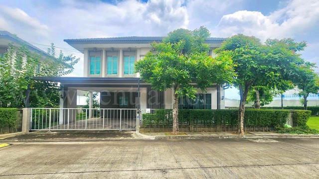 รหัสทรัพย์&nbsp; N0782บ้านเดี่ยว เสนาวิลเลจ วงแหวน - บางบัวทองที่ตั้ง :&nbsp;ถนนกาญจนาภิเษก -&nbsp;บางบัวทอง ตำบลละหาร&nbsp;อำเภอบางบัวทอง จังหวัดนนทบุรี 11110รายละเอียดทรัพย์- บ้านเดี่ยว 2&nbsp;ชั้น ขนาดพื้นที่&nbsp;55.6&nbsp;ตารางวา พื้นที่ใช้สอย 180 ตารางเมตร- 4&nbsp;ห้องนอน, 3&nbsp;ห้องน้ำ, 2&nbsp;ห้องครัว, 1 ห้องรับแขก, 2 ที่จอดรถ- แอร์ 4 เครื่อง, เครื่องทำน้ำอุ่น, ปั๊มน้ำ+แทงค์น้ำ 1 ชุด-&nbsp;ต่อเติมหลังคาด้านหลัง�