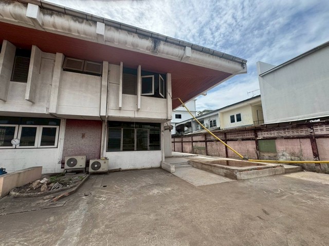 ให้เช่าที่ดินพร้อมบ้านเดี่ยว เนื้อที่ 131 ตร.วา สุขุมวิท71 ปรีดีพนมยงค์ 14 ใกล้ BTS พระโขนง ตัวบ้านและที่ดินเคลียร์พื้นที่โล่งพร้อมเข้าปรับพื้นที่ให้เหมาะสมการใช้งาน*** ราคาเช่า 80,000 บาท/เดือนติดต่อ::  ชยา โทร/ID Line:: 0942823961   Link Line:: https://line.me/ti/p/3xFA1An8Kcรหัส# T26-992 ที่ดินพร้อมบ้านเดี่ยว สุขุมวิท71 ปรีดีพนมยงค์ 14 ใกล้ BTS พระโขนง • เนื้อที่ 131 ตร.วา (524 ตร.ม.)• สภาพ ตัวบ้านและที่ดินเคลียร์พื้นที่โล่งพ