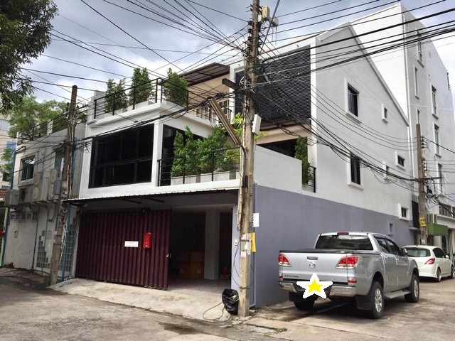 ให้เช่าทาวเฮ้าส์ 3 ชั้น 350 ตร.ม. สุขุมวิท 63 (ตรงข้ามเอกมัยซอย 4) ตกแต่งพร้อมเข้าอยู่ ใกล้ BTS เอกมัย*** ราคาเช่า 90,000 บาท/เดือน  *** สำหรับจดบริษัท หรือคนจีน ราคาเช่า 100,000 บาท/เดือน ติดต่อ:: ชยา โทร/ID Line:: 0942823961   Link Line:: https://line.me/ti/p/3xFA1An8Kcรหัส# T26-989 ทาวเฮ้าส์ 3 ชั้น สุขุมวิท 63 (ตรงข้ามเอกมัยซอย 4) ทำเลดี เดินทางสะดวก ใกล้ BTS เอกมัย• เนื้อที่ 31.5 ตร.วา• พื้นที่ใช้สอย 350 ตร.ม.• 3 ห้องนอน • 4 ห้องน้ำ • 3 ที่จอดรถ • ตก�