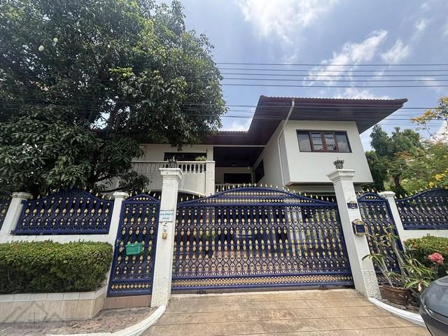 ขายบ้านเดี่ยว 2 ชั้น ขนาด 67 ตรว. หมู่บ้านผกามาศ Baan Phakamas สุขุมวิท 71 ปรีดี 14 หรือเข้าทางพัฒนาการ 20 ได้ เฟอร์นิเจอร์ไม้สัก*** ราคาพิเศษ 17,000,000 บาทติดต่อ คุณช่อผกา โทร 0616198565 LINE 0616198565สำรอง LINE 0812523279 ส่งลิ้งก์ไว้ได้เลยรหัส # T26-513บ้านเดี่ยว 2 ชั้น ใจกลางสุขุมวิท หมู่บ้านผกามาศ สุขุมวิท 71 ปรีดี 14หรือเข้าทางพัฒนาการ 20 ได้ เฟอร์นิเจอร์ไม้สักท้้งหลัง• เนื้อที่ 67 ตร.ว.• 4 ห้องนอน• 5 ห้องน้ำ• 1 ห้องแ�