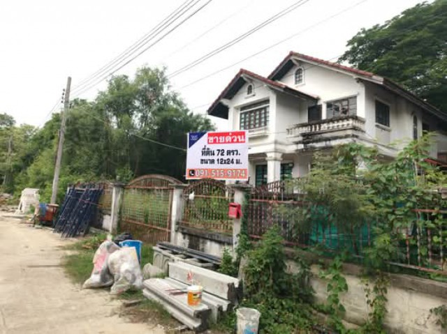 ขาย ที่ดิน พร้อมบ้านเดี่ยว 2 ชั้น  ใกล้ กฤษดานคร 18 สาย 3 ขนาด 72 ตรว เหมาะสร้างบ้านพักอาศัย ทำเลดี (รหัสทรัพย์ที่ : 60010) ที่ตั้ง   ถนน พุทธมณฑล สาย 3 ซอย 18/4 แขวงศาลาธรรมสพน์ เขตทวีวัฒนา กรุงเทพรายละเอียดเนื้อที่ดิน 72 ตารางวารูปแปลงที่ดิน – สี่เหลี่ยมจัตุรัส 12*24 ตรมพิกัดแปลงที่ดิน 13.77638680,100.37205151สถานที่ใกล้เคียง -     หมู่บ้านกฤษดานคร 18-     ถนนพุทธมณฑลสาย 3 -     ตลาดอักษะ สาย 3-     ตลาดสดธนบ