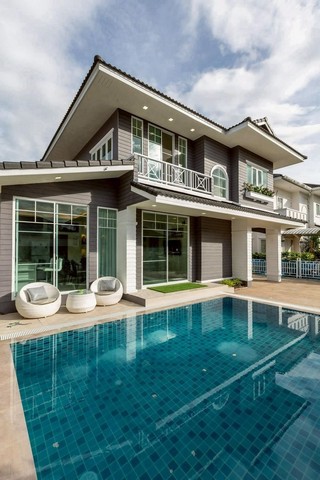 ลดจริง ขายด่วน! จาก 6.9 ล้าน เหลือเพียง 6.6 ล้าน #เอ็มเพอเรอร์2 Pool Villa สวย #สไตล์โมเดิร์น #รีโนเวทใหม่ #เฟอร์นิเจอร์ครบ ทำเลทอง “อยู่เองก็คุ้ม ลงทุนก็ปัง” ในโครงการคุณภาพ #น้ำไม่ท่วมรายละเอียดที่ดิน 63.8 ตร.ว.พื้นที่ใช้สอยกว่า 200 ตร.ม.3 ห้องนอน 4 ห้องน้ำที่จอดรถ 2–3 คันสระว่ายน้ำส่วนตัวแถมเฟอร์นิเจอร์ครบทุกชิ้นราคาพิเศษ 6.6 ล้านบาท (จาก 6.9 ล้าน)ทำเลใกล้เคียงเซ็นทรัล เฟสติวัล เช�