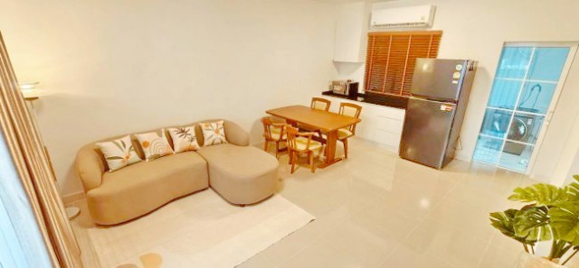 ทาวน์โฮม 2 ชั้น 3 นอน 2 น้ำ ใกล้รร.นานาชาติคอนคอร์เดียน 900 ม.พื้นที่ 18 ตร.ว.145 ตร.ม.ทำเลสุขุมวิท-บางนา พร้อมเฟอร์ฯ และเครื่องใช้ไฟฟ้าครบ เหมาะสำหรับอยู่อาศัย โฮมออฟฟิศ เดินทางสะดวกใกล้เมกะบางนา 1.9 กม.โรงพยาบาล สนามกอล์ฟ รถไฟฟ้าMRT ทางด่วนบางนา และสนามบินสุวรรณภูมิ ให้เช่า 39,999 บาท/เดือน2-story townhome with 3 bed and 2 bath near Concordian International School 900 m. Land area 18 sq.wa. usable area 145 sq.m. Fully furnished with complete appliances ideal for living or a home office. Close to Mega Bangna 1.9 km. hospita