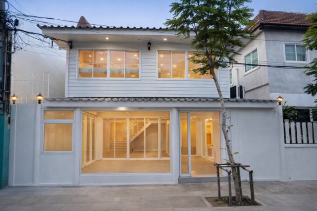 ตลาดรุ่งเจริญ สาธุ37 7-11 บ้านเดี่ยว 3 นอน 2 น้ำ ใกล้วัดช่องนนทรี 750 ม.โลตัส พระราม 3  38 ตร.ว. 150 ตร.ม. เหมาะอยู่อาศัย โฮมออฟฟิศ และธุรกิจ ทำเลกลางเมือง ติดถนนนนทรี เดินทางสะดวก ใกล้ดิอัพ พระราม 3 1.1 กม.รร.นานาชาติ โรงพยาบาล ศูนย์การค้า และBTS MRT เชื่อมต่อพระราม 3 สาทร สีลม และทางด่วนได้รวดเร็วRungCharoen Market Sathu37 7-11 3-bed 2-bath detached house near WatChongNonsi 750m. Lotus Rama 3. 38sq.wa. 150sq.m. Suitable for residence home office or business. Prime location on Nonsi Road near The Up Rama 3 1.1 km. Close to international 