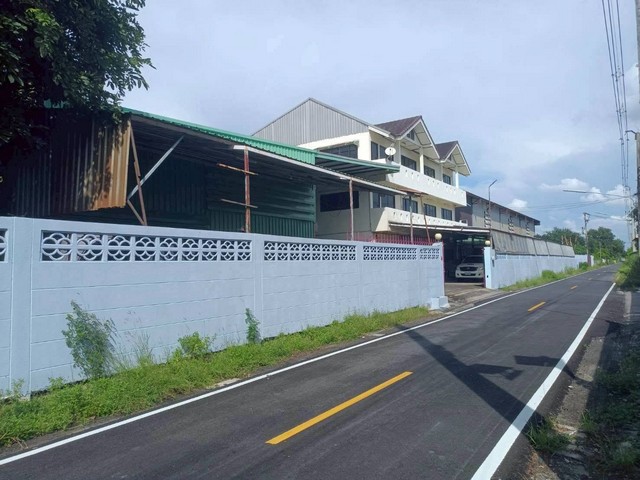 ขายโรงงานพร้อมเครื่องจักร และอาคารพาณิชย์ 3 ชั้น บนเนื้อที่ 2 ไร่ ย่านลำลูกกา คลอง 10 ขอ รง. ได้ *** ราคาขาย. 23 ล้านบาท ติดต่อ:: ชยา โทร/ID Line:: 0942823961Link Line:: https://line.me/ti/p/3xFA1An8Kcรหัส# T26-1131โรงงานพร้อมเครื่องจักร และอาคารพาณิชย์ 3 ชั้น ย่านลำลูกกา คลอง 10๐ เนื้อที่ 2 ไร่ ๐ หน้าที่ดิน : กว้าง 27 ม. ยาว 120 ม.๐ ประกอบด้วยโรงงานและอาคารพาณิชย์ 3 ชั้น ๐ สามารถขอใบ รง. ได้  บนทำเลพร้อมเข้าอยู่๐ บ้านพักคนงานจำ