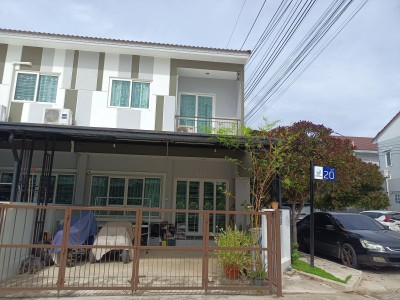 ขายบ้าน ซื่อตรง โคซี่ บางบัวทอง-340  (บางใหญ่) ที่ตั้ง : โครงการ : ซื่อตรง โคซี่ บางบัวทอง-340 (บางใหญ่) | Suetrong Cozy Bangbuathong-340พิกัด : https://maps.app.goo.gl/yvFi4W4aHsts7tNf6ขนาดพื้นที่ : 23.9 ตารางวาพื้นที่ใช้สอย  : 135 ตารางเมตรรายละเอียด4 ห้องนอน (3 ห้อง ชั้นบน, 1 ห้อง ชั้นล่าง)3 ห้องน้ำ ( 2 ห้อง ชั้นบน, 1 ห้อง ชั้นล่าง มีพัดลมระบายอากาศ)1 โซนรับแขก1 โซนรับประทานอาหาร2 ที่จอดรถ1 ถังขยะฝังที่กำแพง ช่วยลดกลิ่นไม่พึ่งประสง