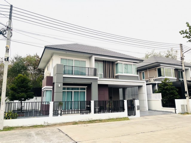ขายบ้านเดี่ยว หมู่บ้านเดอะโค๊ตลำพยา นครปฐม พร้อมเข้าอยู่ บิวอินครบ เฟอร์นิเจอร์ครบ ถือกระเป๋าใบเดียวเข้าอยู่ได้เลย ที่ตั้ง : หมู่บ้านเดอร์โค้ทลำพยา 128 หมู่ 5 ตำบลลำพยา อำเภอเมืองนครปฐม 7300พิกัด : https://maps.app.goo.gl/29GvBuAxSnD2DVeF6พื้นที่ใช้สอย :  200 ตรม.รายละเอียดบ้านเดี่ยว 2 ชั้น TYPE c หมู่บ้านเดอร์โค๊ต(ลำพยา)  แนวคิดใหม่ ดีไซน์ โมเดิร์น พร้อม  Club house และส่วนกลางใหญ่ที่สุด บนทำเลศักยภาพ �