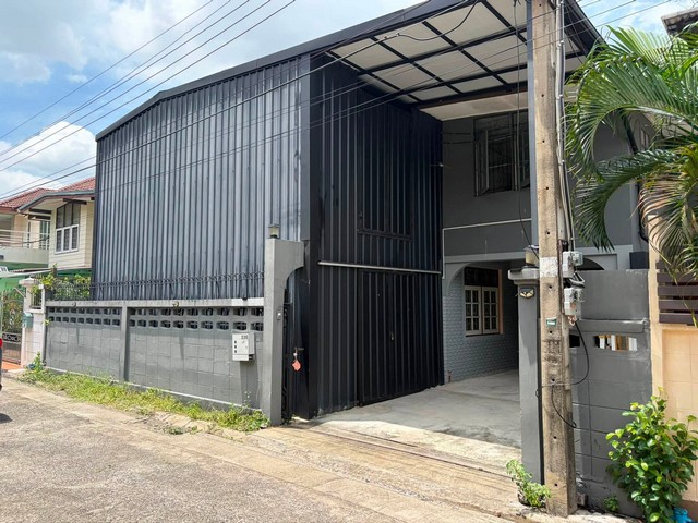 BT002  บ้านเดี่ยว 2 ชั้น ครึ่งวิภาวดีรังสิต 42ให้เช่าบ้านเดี่ยว 2 ชั้น ครึ่งวิภาวดีรังสิต 42 เหมาะจะทำเป็นที่อยู่อาศัยหรือทำธุรกิจก็ได้ปล่อยเช่า!!! บ้านเดี่ยว…ใจกลางเมืองบ้านเลขที่ 336 ซอยวิภาวดีรังสิต 42 แยก 18-1สามารถเข้าออกได้อีก 2 ทาง คือถนนหน้า ม.เกษตรศาสตร์ กับ ถนนด้านพหลโยธิน -บ้านเดี่ยว 2 ชั้น ครึ่งปูนครึ่งไม้ มีเสริมด้านหน้าบ้านเป็นแผ่นเมทัลชีทคลุมด้านหน้า-ไฟ�