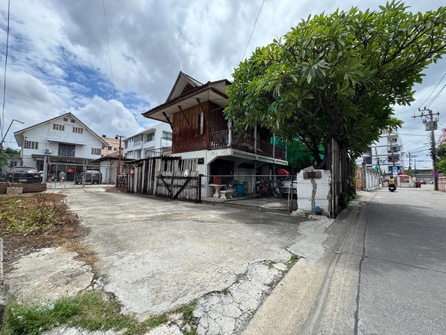 ขายด่วนที่ดิน 421 ตร.วา พร้อมสิ่งปลูกสร้าง ซอยลาดพร้าว 80 ใกล้ MRT ลาดพร้าว 71 ใกล้รัชดา เหม่งจ๋าย เลียบด่วน *** ราคาขาย 48 ล้านบาท ( 114,000.- / ตรว) ต่อรองได้ ติดต่อ::  ชยา โทร/ID Line:: 0942823961   Link Line:: https://line.me/ti/p/3xFA1An8Kcรหัส# T26-1134ที่ดินพร้อมสิ่งปลูกสร้าง ซอยลาดพร้าว 80 ใกล้ MRT ลาดพร้าว 71 ใกล้รัชดา เหม่งจ๋าย เลียบด่วน ๐ ขนาดเนื้อที่ : 1 ไร่ 21 ตารางวา (421 ตรว.) ๐ พร้อมสิ่งปลูกสร้าง บ้านพักขนาดเล็ก 3 หลัง ๐ ติดถนนสัญ