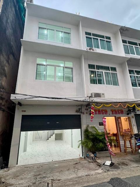 ให้เช่าทาวน์เฮ้าส์ 4 ชั้น พร้อมดาดฟ้า รีโนเวทใหม่ ซอยสาทร 11 ใกล้ BTS เซนต์หลุยส์ เหมาะสำหรับอยู่อาศัย Home Office และ Studio อนุญาตให้เลี้ยงสัตว์ รีโนเวทใหม่ทั้งหลัง พร้อมเข้าอยู่ราคาเช่า 50,000 บาท / เดือนที่ตั้ง ถนนสาทรใต้ ซอยสาทร 11 แยก 3 แขวงยานนาวา เขตสาทร กรุงเทพมหานคร 10120ติดต่อ : คุณภัสพงณ์ 0634098164Line : deedee23https://www.facebook.com/profile.php?id=61581484955548พื้นที่ใช้สอย 180 ตารางเมตร จำนวน 4 ชั้น สามารถแบ่งพื้นที่เ