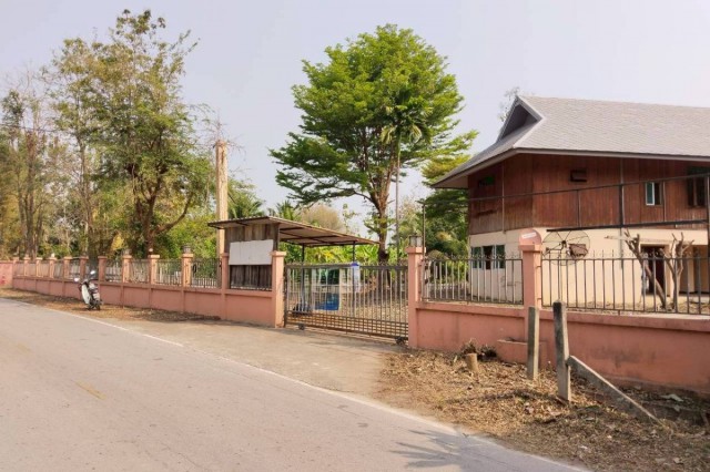 ขาย บ้านเดี่ยว/ทาวน์เฮ้าส์/คอนโด ที่ดินพร้อมสิ่งปลูกสร้าง เชียงใหม่ พิกัด : 18.627264,98.85401641  บ้านแม - บ้านดง ต. บ้านแม อ.สันป่าตอง จ.เชียงใหม่  ราคา   5,940,000  บาท  (ราคาต่อรองได้)  รายละเอียดทรัพย์ -  เนื้อที่ 1496.3 ตร.ว  พื้นที่ใช้สอย 780.75 ตร.ม.  พิกัดทรัพย์ : https://maps.app.goo.gl/R8nw7QR3aDUMzZRZ9  สถานที่ใกล้เคียง   -ตลาดบ้านกิ่วแลน้อย -โรงเรียนกิ่วแลน้อยประสิทธิ์วิทยา -โรงเรียนกิ่วแลหลวง -โรงเรียนเทพศิรินทร์ เ