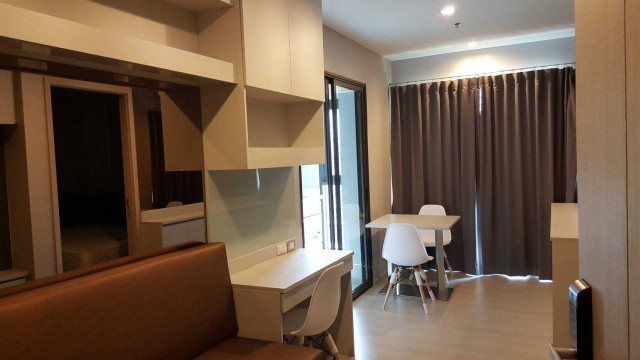 AOM 3022ให้เช่า คอนโด RHYTHM Sukhumvit 36-38 แต่งครบ ชั้น 20 วิวเมือง ใกล้ BTS ทองหล่อ 33 ตรม   โครงการ Rhythm Sukhumvit 36 - 38 แขวงพระโขนง เขตคลองเตย,กรุงเทพมหานคร  1  ห้องนอน   1   ห้องน้ำ    ใช้สอย   33.00 ตร.ม.:: จุดเด่น ::- ทำเล Prime Sukhumvit คอนโดใกล้ BTS ทองหล่อ- ชั้น 20 วิวเมืองสวย ไม่มีตึกบัง ลมพัดดีตลอดวัน- ระเบียงทิศใต้ รับลมธรรมชาติ ตลอดทั้งปี- ห้องสวย สภาพดี ตกแต่งหรู บิวท์อินกระจกโปร่งสบาย พร้อมอยู่- ครัวแยกเป็นสัดส่�