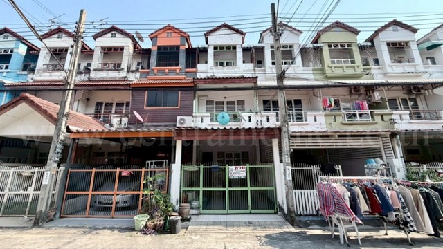รหัสทรัพย์&nbsp; N0868ทาวน์โฮม 3 ชั้น หมู่บ้าน เพลินวิภา รามอินทรา 40ที่ตั้ง :&nbsp; ถนนรามอินทรา แขวงคลองกุ่ม เขตบึงกุ่ม กรุงเทพมหานคร 10240รายละเอียดทรัพย์&nbsp;- ทาวน์โฮม 3 ชั้น ขนาดพื้นที่&nbsp;20 ตารางวา พื้นที่ใช้สอย 180 ตารางเมตร- 4 ห้องนอน, 3&nbsp;ห้องน้ำ, 1 ห้องครัว, 1 ห้องรับแขก, 1 ที่จอดรถ- แอร์ 2 เครื่อง, เครื่องทำน้ำอุ่น 1 เครื่อง, ปั๊มน้ำ+แทงค์น้ำ 1 ชุด-&nbsp;ชั้นล่างพื้นกระเบื้อง, ชั้นบนพื้นไ�