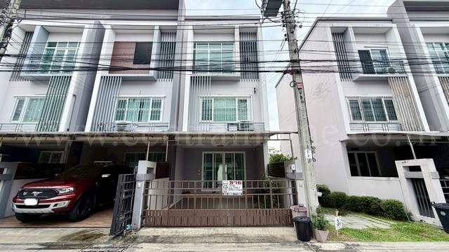 รหัสทรัพย์ : N0824ทาวน์โฮม 3 ชั้น ดิ เอ็กซ์คลูซีฟ แคราย - งามวงศ์วาน หลังริมที่ตั้ง :&nbsp;ถนนติวานนท์ ตำบลท่าทราย&nbsp;อำเภอเมืองนนทบุรี จังหวัดนนทบุรี 11000รายละเอียดทรัพย์&nbsp;- ทาวน์โฮม 3 ชั้น&nbsp;ขนาดพื้นที่&nbsp;22.4 ตารางวา พื้นที่ใช้สอย 148.5&nbsp;ตารางเมตร&nbsp;หน้ากว้าง 5 เมตร- 3&nbsp;ห้องนอน, 4&nbsp;ห้องน้ำ, 1 ห้องครัว, 1 ห้องรับแขก, 2 ที่จอดรถ- แอร์ 3&nbsp;เครื่อง, ปั๊มน้ำ+แทงค์น้ำ 1 ชุด, เฟอร์นิเจอร์ชุดห้อง�