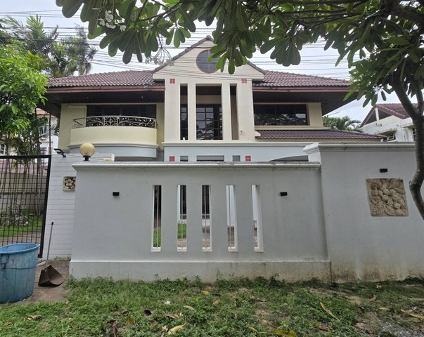 บ้านเดี่ยว2ชั้นให้เช่า  #บ้านเช่าพัฒนาการ  ฮวงจุ้ยดี!บ้านเลขที่28 •พื้นที่กว้างขวาง150 ตรว.  •3ห้องนอน 3ห้องน้ำ   1ห้องแม่บ้าน ห้องรับแขก+ห้องนั่งเล่น+ห้องครัวPantry  •แอร์4ตัว พร้อมเฟอร์นิเจอร์บิวท์อินบางส่วน  •จอดรถได้2-3คัน อยู่ถ.พัฒนาการ69 เข้าออกได้ทั้งซอยพัฒนาการ63,65,67,69•ใกล้โรงเรียนเตรียมอุดมพัฒนาการ,Airport Linkสถานีหัวหมาก,สนามบินสุวรรณภูมิ, ทางด่วน , ซีคอนสแควร์ ,พาราไดซ