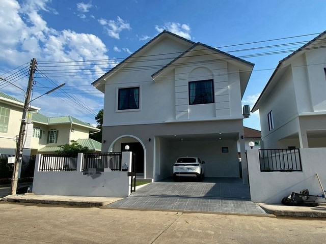 บ้านให้เช่า 39,000 บาท/เดือน #โซนหางดง – #หนองควาย #วิวดอย #เฟอร์นิเจอร์ครบ #พร้อมเข้าอยู่ #ใกล้กาดฝรั่ง และโรงเรียนนานาชาติหลายแห่ง #รับสัตว์เลี้ยง พิจารณาเป็นเคสรายละเอียดบ้าน:5 ห้องนอน4 ห้องน้ำจอดรถในบ้าน 2 คัน (รถขนาดเล็กจอดได้ 2–4 คัน)ห้องน้ำในตัว 2 ห้องอ่างอาบน้ำ 1 ห้องเฟอร์นิเจอร์และเครื่องใช้ไฟฟ้าครบเฟอร์นิเจอร์ตามภาพทีวี 2 เครื่องเครื่องปรับอากาศ 6 เครื่องเ�