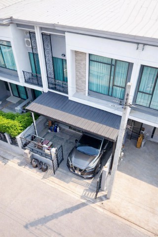 บางใหญ่ ให้เช่าทาวน์เฮ้าส์2ชั้น 3 ห้องนอน 2 ห้องน้ำ ใกล้เซ็นทรัล เวสต์เกต600เมตร และ MRT ตลาดบางใหญ่ 800 กิโลเมตร พื้นที่ดิน 18 ตารางวา พื้นที่ใช้สอย 106 ตารางเมตร  โซฟา 1 หลัง เครื่องซักผ้า 13 กก 1 เครื่อง ตู้เย็น 2 ประตู 13 คิวไมโครเวฟ 1 เครื่อง ลิ้นชักไม้ 2 ตู้ชั้นวางของสแตนเลส ซิงค์ล้างจาน โต๊ะทานอาหาร สำหรับ 4 ท่าน เครื่องทำน้ำอุ่น แอร์4เครื่อง หลังคาที่จอดรถเหมาะสำหรับอยู่อ