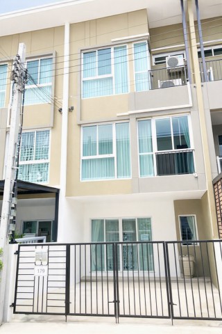 รามอินทราให้เช่าทาวน์โฮม3ชั้น3นอน3น้ำใกล้ MRTวงแหวนรามอินทรา450ม.ใกล้แฟชั่นไอส์แลนด์ 600 เมตรขนาด25ตร.ว.150ตร.ม.เฟอร์ครบ โต๊ะกินข้าว โซฟา เตียงนอน โต๊ะวางทีวี ตู้เย็น 2 เครื่องซักผ้า แอร์4 เหมาะสำหรับอยู่อาศัยหรือโฮมออฟฟิศ เดินทางสะดวก เข้าออกได้หลายเส้นทาง ราคาเช่า27,999 บ./ต่อเดือน3-story townhome for rent in Ramintra, 3 bedrooms, 3 bathrooms, near MRT Ramintra Ring Road (450m) and Fashion Island (600m). Size: 25 sq.wa., 150 sq.m. Fully furnished: dining table, sofa, beds, TV stand, 2 refrigerators, washing machine, 4 ai