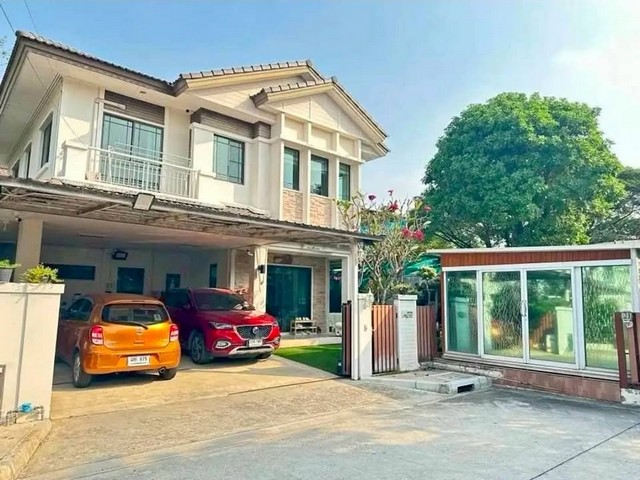 ให้เช่า - ขายบ้านเดี่ยว 2 ชั้น 87 ตรว. 6 ห้องนอน หมู่บ้านมัณฑนา เลค วัชรพล ถนนสุขาภิบาล 5 โซนทะเลสาป ใกล้สารสาสน์วิเทศสายไหม*** ราคาเช่า 60,000 บาท/เดือน *** ราคาขาย 9.9 ล้านบาท ติดต่อ::  ชยา โทร/ID Line:: 0942823961   Link Line:: https://line.me/ti/p/3xFA1An8Kcรหัส# T26-1138บ้านเดี่ยว 2 ชั้น หมู่บ้านมัณฑนา เลค วัชรพล ถนนสุขาภิบาล 5 โซนทะเลสาบ (Charming Zone)๐ เนื้อที่ 87ตารางวา๐ พื้นที่ใช้สอย 300 ตารางเมตร๐ 6 ห้องนอน 3 ห้องน้ำ๐ 1 ห้องฟิตเนส 2 ห้�