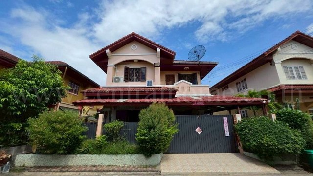รหัสทรัพย์ 7240บ้านเดี่ยว 48 ตารางวา หมู่บ้านรุ่งเรืองเฮ้าส์ บางบอน5 บ้านสวย สภาพดีมาก พร้อมอยู่ที่ตั้ง :&nbsp;ถนนบางบอน 5 แขวงบางบอนเหนือ เขตบางบอน กรุงเทพมหานคร 10150รายละเอียดทรัพย์- บ้านเดี่ยว 2 ชั้น เนื้อที่&nbsp;48 ตารางวา พื้นที่ใช้สอย 150&nbsp;ตารางเมตร- 3&nbsp;ห้องนอน, 3&nbsp;ห้องน้ำ, 1 ห้องรับแขก, 1 ห้องครัว, 2 ห้องอเนกประสงค์, 2 ที่จอดรถในร่ม(หน้าบ้าน)- แอร์ 3&nbsp;เครื่อง&nbsp;ต่อเติมหลังคาหน้