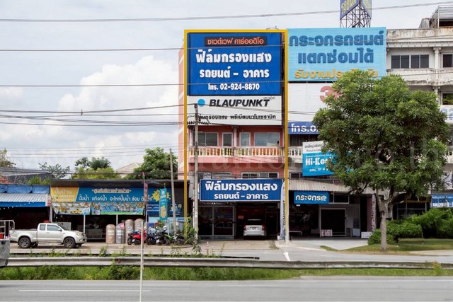 รหัสทรัพย์&nbsp;N0899อาคารพาณิชย์ 2 คูหา 5 ชั้น ติดถนนกาญจนาภิเษก อ.บางใหญ่ จ.นนทบุรี ใกล้เซ็นทรัลเวสเกตที่ตั้ง : ถนนกาญจนาภิเษก ตำบลบางม่วง&nbsp;อำเภอบางใหญ่&nbsp;จังหวัดนนทบุรี&nbsp;11140รายละเอียดทรัพย์-&nbsp;อาคารพาณิชย์&nbsp;5&nbsp;ชั้น&nbsp;2&nbsp;คูหา เนื้อที่&nbsp;35.5&nbsp;ตารางวา พื้นที่ใช้สอย&nbsp;640&nbsp;ตารางเมตร- 4&nbsp;ห้องนอน, 5&nbsp;ห้องน้ำ, 1&nbsp;ห้องนั่งเล่น, 1&nbsp;ห้องรับแขก, 1&nbsp;ห้องครัว, 4 ที่จอดรถ-&nbsp;แอร์&nbsp;6 เครื่�