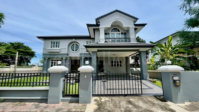 รหัสทรัพย์&nbsp; 6518บ้านเดี่ยว ลดาวัลย์ เลคโคโลเนียล กาญจนาภิเษก - พระราม 2 หลังมุมที่ตั้ง : ถนนกาญจนาภิเษก แขวงบางบอน เขตบางขุนเทียน&nbsp;กรุงเทพมหานคร&nbsp;10150รายละเอียดทรัพย์&nbsp;- บ้านเดี่ยว 2 ชั้น ขนาดพื้นที่ 129.8 ตารางวา พื้นที่ใช้สอย 276&nbsp;ตารางเมตร- 4&nbsp;ห้องนอน, 4&nbsp;ห้องน้ำ, 1 ห้องนั่งเล่น, 1 ห้องแม่บ้าน,&nbsp;2&nbsp;ห้องครัว, 2 ที่จอดรถ- ปั๊มน้ำ+แทงค์น้ำ 1 ชุด- ชั้นบนพื้นไม้ปาร์เก้,&nbsp;ชั้นล่�