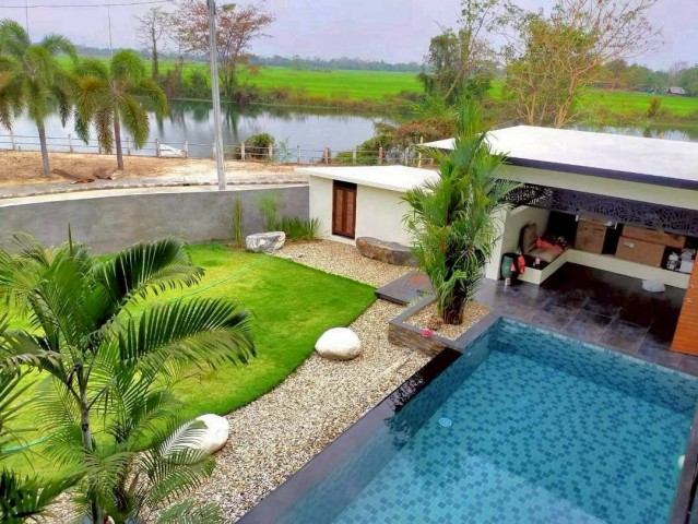 ให้เช่า 75,000 บาท/เดือน ขาย 10.5 ล้าน #โซนดอยสะเก็ด Luxury Pool Villa #วิวทุ่งนา #วิวแม่น้ำ #วิวดอย บรรยากาศเงียบสงบ รายล้อมด้วยธรรมชาติ เหมาะสำหรับการพักผ่อนและอยู่อาศัยอย่างแท้จริง #ไม่รับสัตว์เลี้ยงขนาดใหญ่รายละเอียดบ้านที่ดินขนาด 200 ตารางวาพื้นที่ใช้สอย 400 ตารางเมตร4 ห้องนอน 4 ห้องน้ำห้องรับแขกขนาดใหญ่ห้องรับประทานอาหารครัวฝรั่งพร้อมอุปกรณ์ครบสระว่ายน้ำส่วนตัวระบบเ�