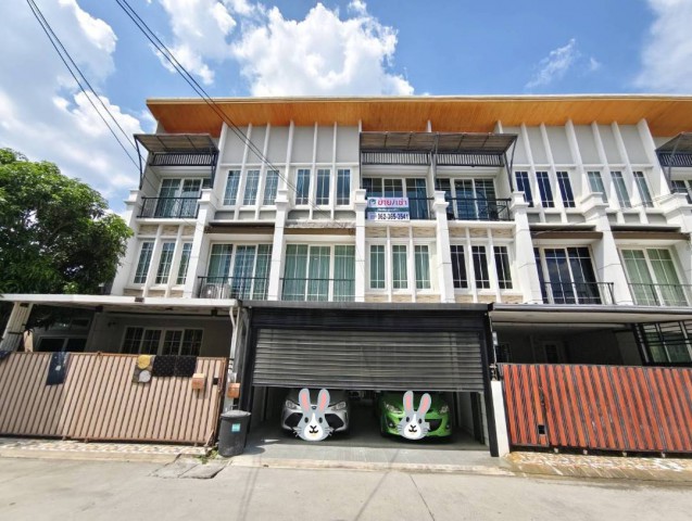Vายทาวน์โฮม 3 ชั้น โกลเด้นทาวน์ 2 ปิ่นเกล้า–จรัญสนิทวงศ์ ย้ำหลุดจองมาเพียง 1 หลังเท่านั้น!!! อยู่ต้นโครงการ เข้า-ออกสะดวก ตกแต่ง สไตล์มินิมอล   รายละเอียด:Vายทาวน์โฮม 3 ชั้น หมู่บ้านโกลเด้นทาวน์ 2 ปิ่นเกล้า–จรัญสนิทวงศ์ บ้านในโครงการนี้ไม่ค่อยมีประกาศขาย เพราะใครได้อยู่แล้วมักไม่อยากย้าย ด้วยบรรยากาศที่เงียบสงบ เป็นส่วนตัว เพื่อนบ้านน่ารัก และไม่แออัด อยู่แ�