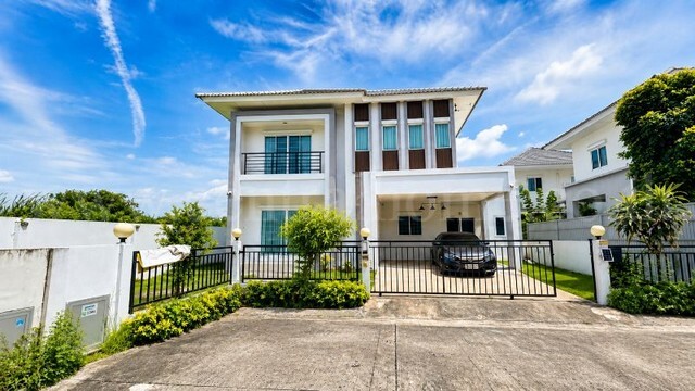 รหัสทรัพย์&nbsp;&nbsp;7357ขายบ้านเดี่ยว หลังมุม ลลินทาวน์ แลนซีโอ คริป ลาดกระบัง - สุวรรณภูมิที่ตั้ง : ตำบลบางปลา&nbsp;อำเภอบางพลี จังหวัดสมุทรปราการ&nbsp; 10540รายละเอียดทรัพย์- บ้านเดี่ยว&nbsp;2 ชั้น&nbsp;หลังมุม 55.9 ตร.ว. พื้นที่ใช้สอย&nbsp; 280 ตร.ม.- 4 ห้องนอน, 3 ห้องน้ำ, 1 ห้องอเนกประสงค์, 1ห้องครัว, 2 ที่จอดรถ- ตู้เสื้อผ้า Ikea 2 ตู้, โต๊ะชุดหมู่บูชา 1 ชุด,&nbsp;ชุดโซฟา 2 ชุด,&nbsp;โต๊ะรับประทานอาหาร- ทีวี 1 เครื่อ�