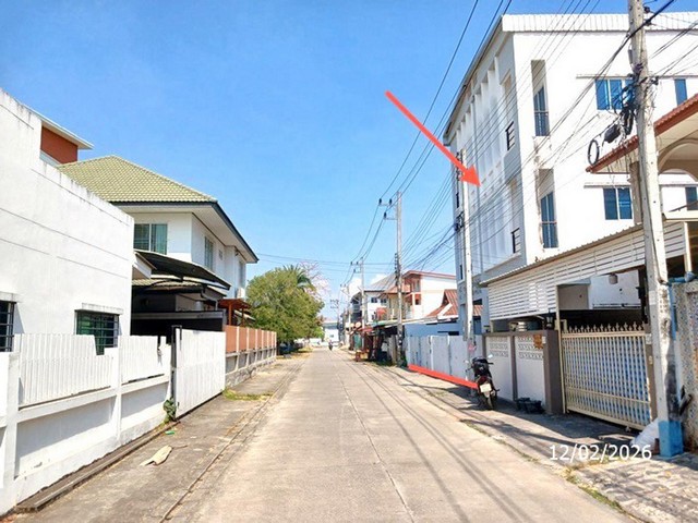 ขายอาคารพาณิชย์ 3 ชั้น  เมืองเชียงใหม่   ซอย บ้านร้องเรือคำ ซอย 21 ถนน เชียงใหม่ - ฮอด  ตำบล ป่าแดด อำเภอ เมืองเชียงใหม่ จังหวัด เชียงใหม่  ราคาโปรโมชั่น  5,837,000   บาท    ลดจาก  8,244,000   บาท ราคาโปรโมชั่นตั้งแต่วันที่ 1 กรกฎาคม 2569 – 30 กันยายน 2569  รายละเอียดทรัพย์ -  เนื้อที่ 74.70 ตร.ว.   พื้นที่ใช้สอย 610.50 ตร.ม. -  10 ห้องน้ำ   -  1 ที่จอดรถ  -  บ้านหันไปทางทิศ ตะวันตกเฉียงเหนือ  พิกัดทรัพย์ : https://maps.app.goo.gl/cCX42XM