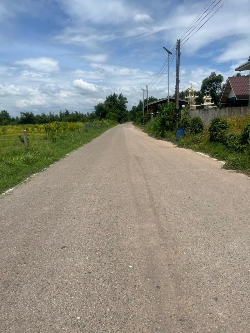 ขายสวนส้มโอ 10 ไร่ 1 งาน ศรีมหาโพธิ จ.ปราจีนบุรี สวนพร้อมสร้างรายได้ ใกล้นิคมอุตสาหกรรม 304 เพียง 5 กม.ที่ตั้ง : ตำบลศรีมหาโพธิ อำเภอศรีมหาโพธิ จังหวัดปราจีนบุรี 25140ขนาดพื้นที่ : เนื้อที่ 10 ไร่ 1 งาน  รายละเอียดทรัพย์- เอกสารสิทธิ์โฉนด- ราคาขาย ไร่ละ 2,500,000 บาท- ราคาสามารถต่อรองได้- เจ้าของขายเอง สวนส้มโอพร้อมเก็บเกี่ยวและสร้างรายได้ทันที - เหมาะสำหรับผู้ที่ต้องการลงทุน�