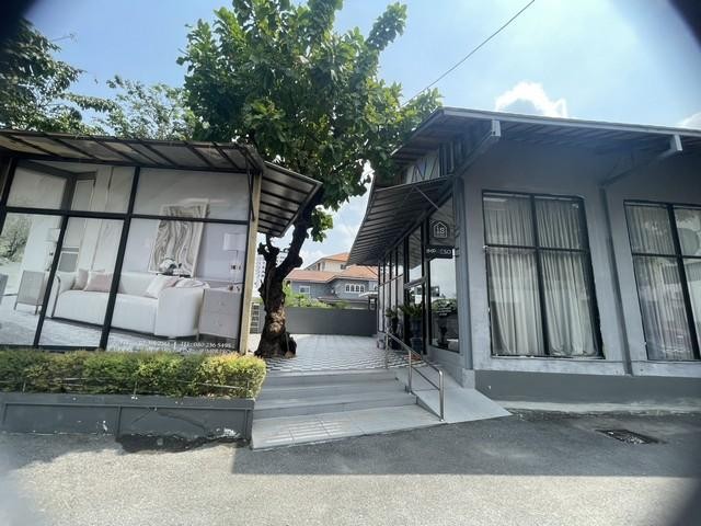 BH4302 ให้เช่าที่ดินพร้อมอาคาร ถนนสุคนธสวัสดิ์ เลียบด่วนรามอินทรา นวลจันทร์ ขนาด 636 ตารางวา เหมาะทำโชว์รูม คลังสินค้า ศูนย์กระจายสินค้า และธุรกิจติดต่อ Agent คุณบัว (Bua)โทร 093-646-4597LINE ID Bua093ราคาเช่า 150,000 บาทต่อเดือนให้เช่าที่ดินพร้อมอาคาร ทำเลศักยภาพบนถนนสุคนธสวัสดิ์ ย่านเลียบด่วนรามอินทรา–นวลจันทร์ ทำเลธุรกิจที่เติบโตอย่างต่อเนื่อง เดินทางสะดวก เชื่อมต่อถนนเกษตร-นวม�