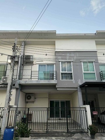 ให้เช่าทาวน์โฮมศิราริน แบริ่ง 6/1 บ้านพร้อมอยู่ใกล้ MRT ศรีแบริ่งและ BTS แบริ่ง เหมาะสำหรับคู่รักหรือครอบครัวขนาดเล็กที่ต้องการทำเลเดินทางสะดวกรายละเอียดทรัพย์- พื้นที่ใช้สอย 130 ตารางเมตร- 2 ห้องนอน- 2 ห้องน้ำ- ทาวน์โฮม 2 ชั้น- พร้อมเข้าอยู่- Pet Friendlyจุดเด่น- ใกล้ MRT ศรีแบริ่งประมาณ 2.5 กิโลเมตร- เชื่อมต่อสุขุมวิท ศรีนครินทร์ และบางนาได้สะดวก- ค่าเช่าจับต้องได้สิ่งอำนวยคว�